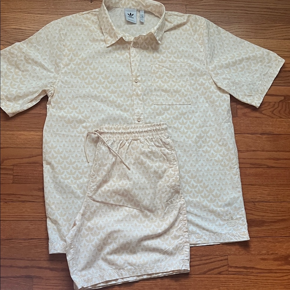 Adidas original men’s two piece short set XL cream peach